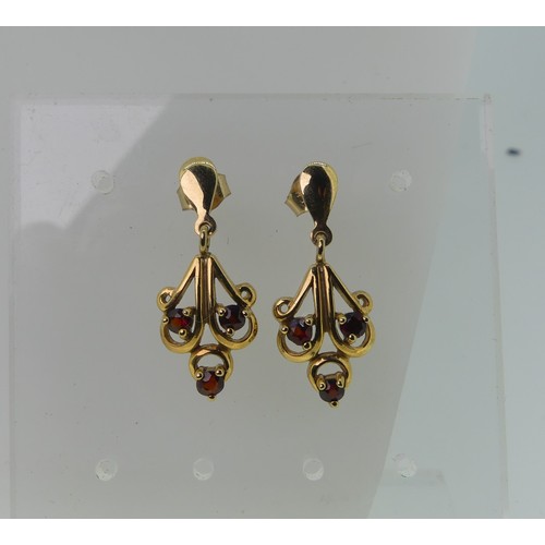 480 - A 9ct gold and garnet Pendant and Earring suite, the pendant 2.5cm long, approx total weight 4.2g.... 