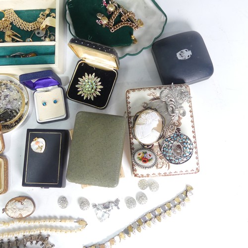 482 - A quantity of Jewellery and Costume Jewellery, including a small antique paste set swallow brooch, s... 