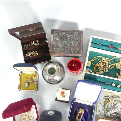 482 - A quantity of Jewellery and Costume Jewellery, including a small antique paste set swallow brooch, s... 