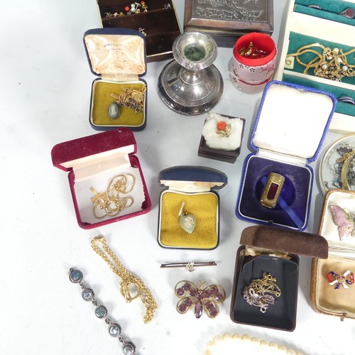 482 - A quantity of Jewellery and Costume Jewellery, including a small antique paste set swallow brooch, s... 