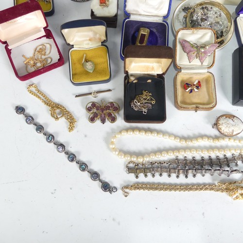 482 - A quantity of Jewellery and Costume Jewellery, including a small antique paste set swallow brooch, s... 