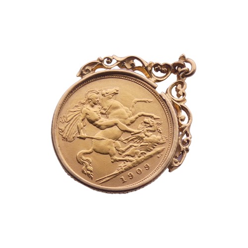 725 - An Edwardian gold Half Sovereign, dated 1909, in 9ct gold pendant mount, total weight 5.2g.... 