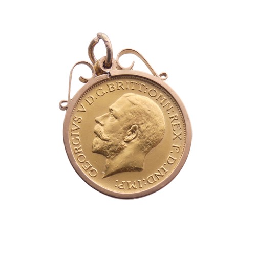 727 - A George V gold Sovereign, dated 1915, in 9ct gold pendant mount, total weight 9.5g.... 