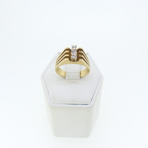 318 - A yellow gold Ring, with split reeded shoulders, the front vertically set three white pastes, tests ... 