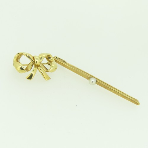 427 - A 14ct yellow gold bow Brooch, 2.5cm long, together with a 14ct bar brooch, the centre set cultured ... 