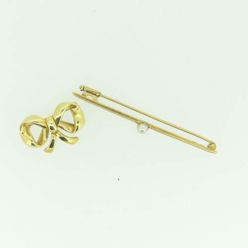 427 - A 14ct yellow gold bow Brooch, 2.5cm long, together with a 14ct bar brooch, the centre set cultured ... 