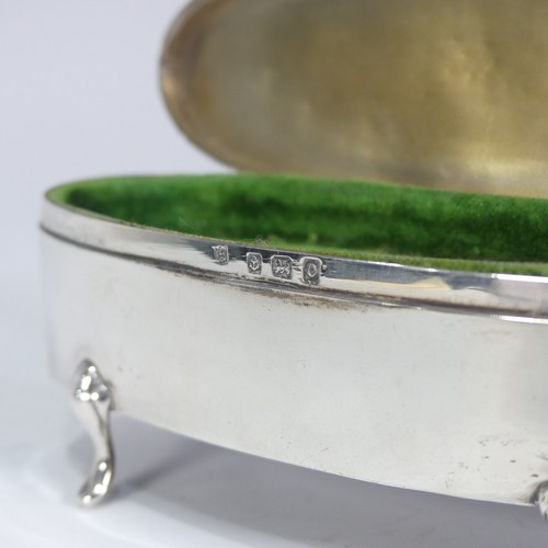 126 - A George V silver Ring Box, by Charles S Green & Co Ltd., hallmarked Birmingham, 1913, of oval f... 