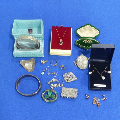 491 - A large quantity of Jewellery and Costume Jewellery, including a 1960's Danish silver Brooch, by Ras... 