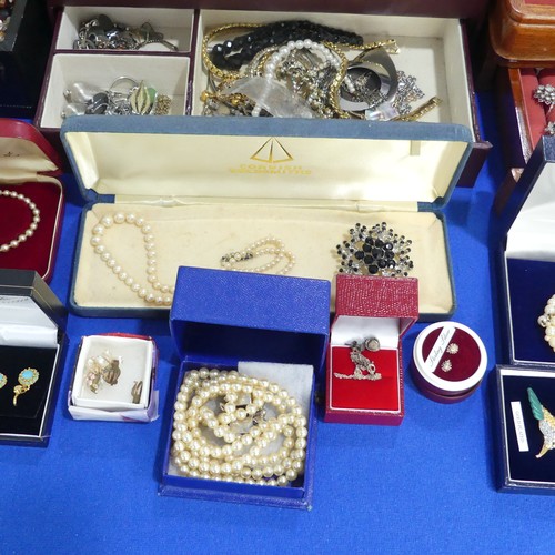 491 - A large quantity of Jewellery and Costume Jewellery, including a 1960's Danish silver Brooch, by Ras... 