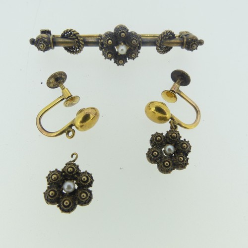 498 - An Etruscan style Bar Brooch, set central seed pearl, 4.5cm long, together with a pair of screw fitt... 