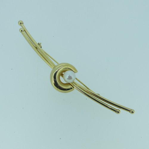 433 - A 9ct yellow gold Bar Brooch, set central cultured pearl, 9cm long, approx total weight 5.1g.... 