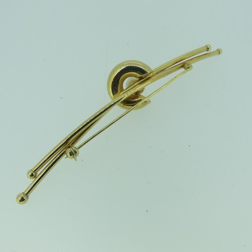 433 - A 9ct yellow gold Bar Brooch, set central cultured pearl, 9cm long, approx total weight 5.1g.... 