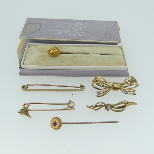 434 - A 9ct yellow gold Bow Brooch, 3.5cm long, together with a 9ct gold bar brooch with fox mask at one e... 