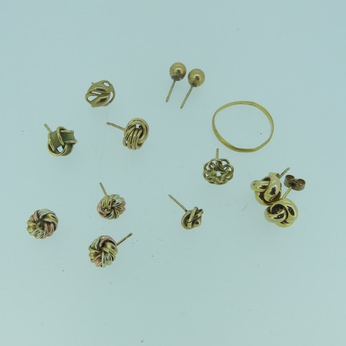 500 - A pair of 9ct gold knot Earrings, together with a quantity of 9ct gold ear studs, 5.2g, a damaged 22... 