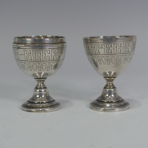 167 - A Russian silver Travelling Egg Cup, in the form of an egg that pulls apart with each half having a ... 