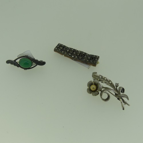 511 - A quantity of Jewellery and Costume Jewellery, including a green and brown stone necklace, Rotary la... 