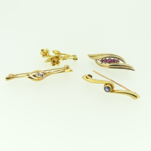 438 - A small 9ct gold foliate Brooch, 2.5cm long, together with a 9ct gold bar brooch set sapphire centre... 