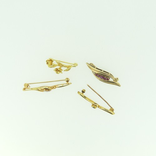 438 - A small 9ct gold foliate Brooch, 2.5cm long, together with a 9ct gold bar brooch set sapphire centre... 