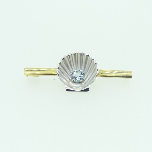 440 - A contemporary 18ct gold Bar Brooch, the central white gold shell set with a circular facetted aquam... 