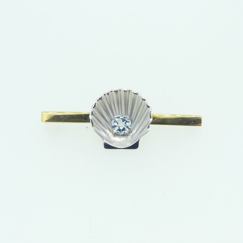 440 - A contemporary 18ct gold Bar Brooch, the central white gold shell set with a circular facetted aquam... 