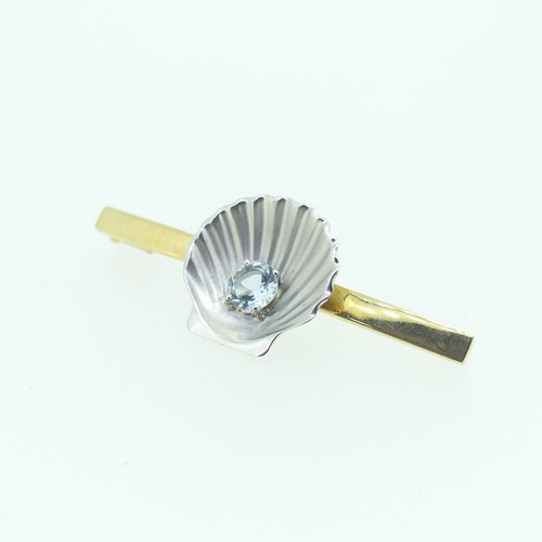 440 - A contemporary 18ct gold Bar Brooch, the central white gold shell set with a circular facetted aquam... 