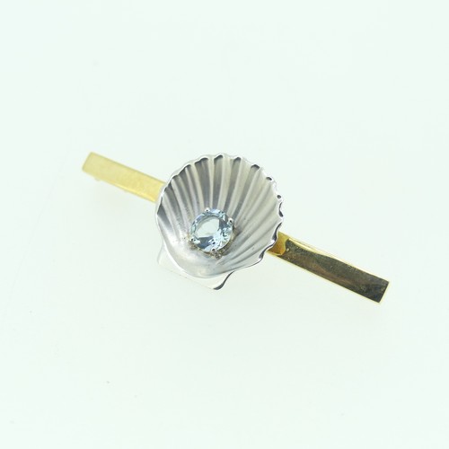 440 - A contemporary 18ct gold Bar Brooch, the central white gold shell set with a circular facetted aquam... 