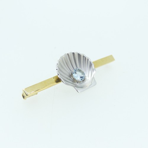 440 - A contemporary 18ct gold Bar Brooch, the central white gold shell set with a circular facetted aquam... 