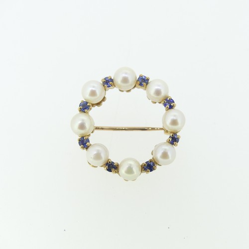 441 - A 9ct sapphire and cultured pearl open wreath Brooch, 2.5cm diameter, approx total weight 5.2g.... 