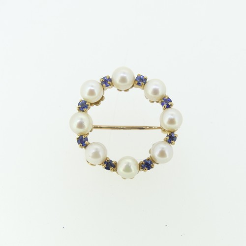 441 - A 9ct sapphire and cultured pearl open wreath Brooch, 2.5cm diameter, approx total weight 5.2g.... 