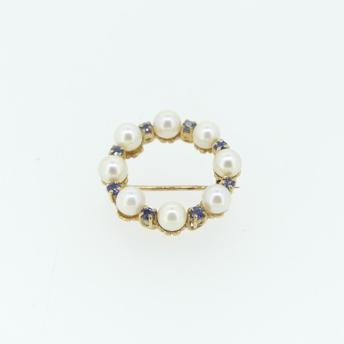 441 - A 9ct sapphire and cultured pearl open wreath Brooch, 2.5cm diameter, approx total weight 5.2g.... 