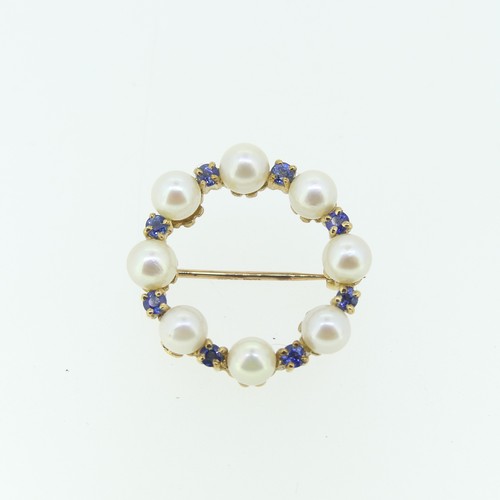 441 - A 9ct sapphire and cultured pearl open wreath Brooch, 2.5cm diameter, approx total weight 5.2g.... 