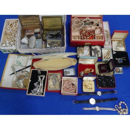 465 - A quantity of Costume Jewellery, including a Jet style locket, rolled gold propelling pencil, cultur... 