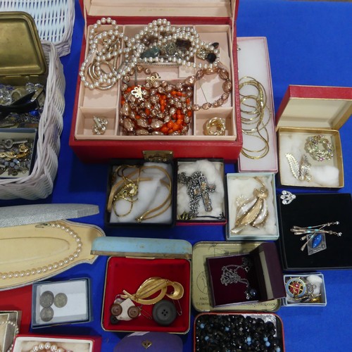 465 - A quantity of Costume Jewellery, including a Jet style locket, rolled gold propelling pencil, cultur... 