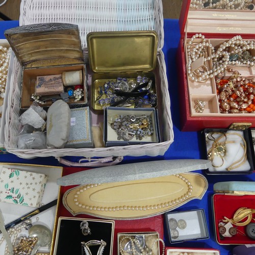 465 - A quantity of Costume Jewellery, including a Jet style locket, rolled gold propelling pencil, cultur... 