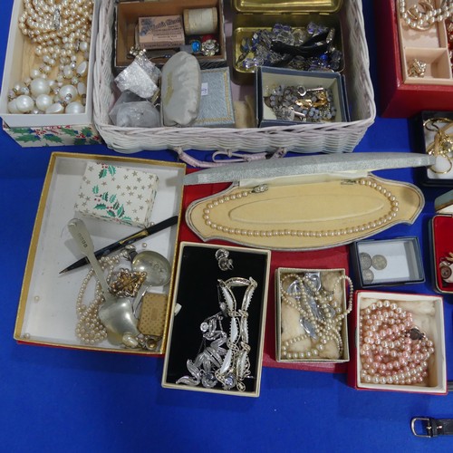 465 - A quantity of Costume Jewellery, including a Jet style locket, rolled gold propelling pencil, cultur... 