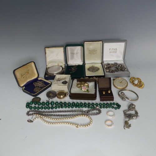 514 - A quantity of Jewellery and Costume Jewellery, including a gold plated sovereign case, silver charm ... 