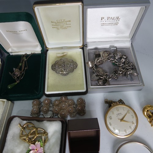 514 - A quantity of Jewellery and Costume Jewellery, including a gold plated sovereign case, silver charm ... 