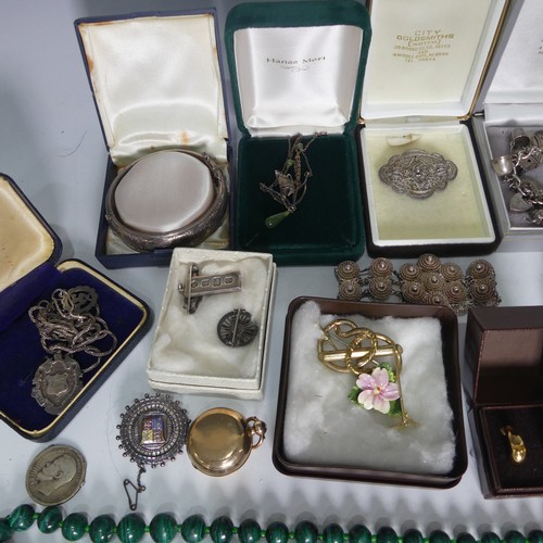 514 - A quantity of Jewellery and Costume Jewellery, including a gold plated sovereign case, silver charm ... 