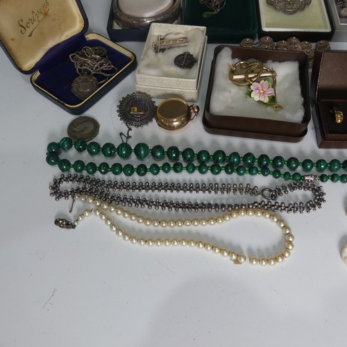 514 - A quantity of Jewellery and Costume Jewellery, including a gold plated sovereign case, silver charm ... 