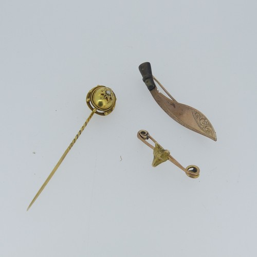 471 - A 9ct gold Bar Brooch, the centre with yellow gold fox mask, mounted on a rose bar, 3.5cm long, toge... 