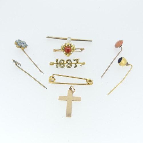 471 - A 9ct gold Bar Brooch, the centre with yellow gold fox mask, mounted on a rose bar, 3.5cm long, toge... 