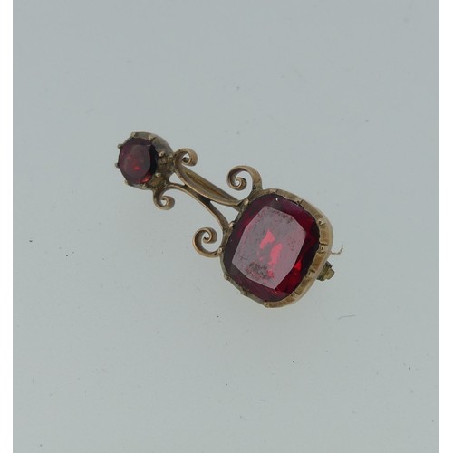 419 - A 19thC 'Halley's Comet' Brooch, c.1835, the foiled garnets mounted in unmarked rose gold, tested as... 