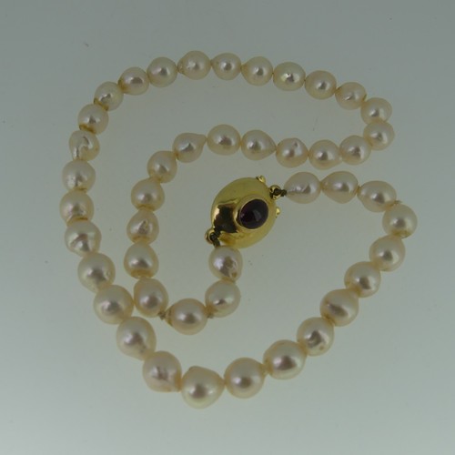 370 - A single row of baroque cultured Pearls, formed of 45 pearls, approx 8-9mm long, the 18ct gold snap ... 