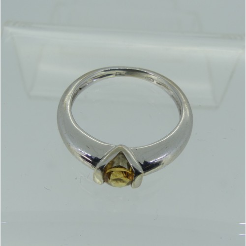 293 - An 18ct white gold and citrine Ring, Size M, 3.5g.