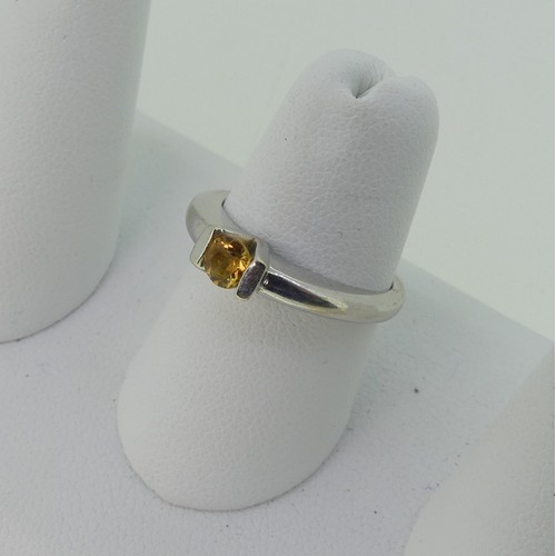 293 - An 18ct white gold and citrine Ring, Size M, 3.5g.