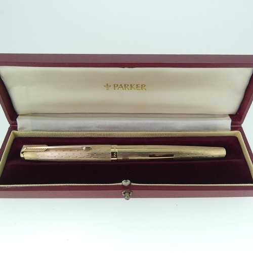 270 - A 9ct gold Parker Fountain Pen, with engine turned decoration and vacant cartouche, 13.5cm long, gro... 