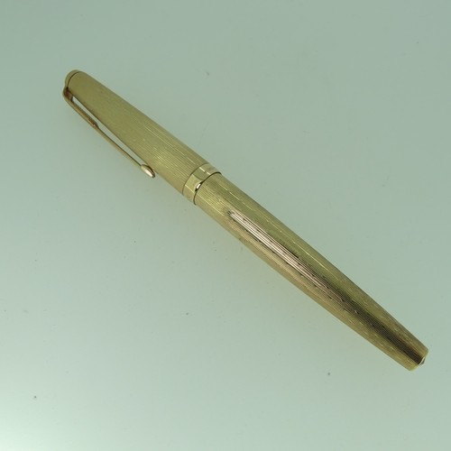 270 - A 9ct gold Parker Fountain Pen, with engine turned decoration and vacant cartouche, 13.5cm long, gro... 