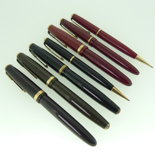 263 - Parker four vintage Duofold fountain pens, different colours, red, brown, chocolate and black, toget... 