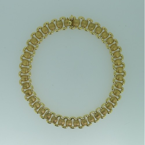 373 - An elegant 18ct gold Necklace, by Mappin & Webb, hallmarked London, 1999, formed of alternate ov... 