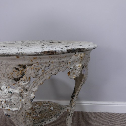 722 - A white painted cast iron pub Table, with wooden top, W 61 cm x H 74 cm x D 61 cm.